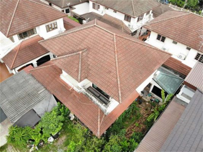 Sơn lại mái ngói cho mái nhà bị mất màu