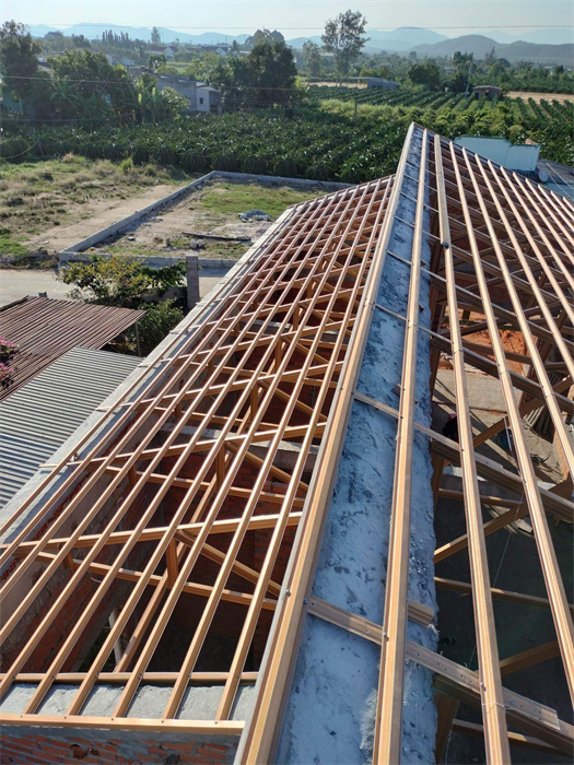Thi công mái nhà Hàm Thuận Nam - Bình Thuận